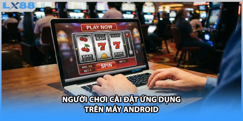 Người chơi cài đặt ứng dụng trên máy Android